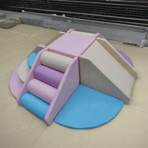 Escalador Pirâmide Pastel: O parque infantil interior perfeito para as crianças