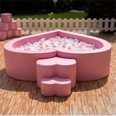 Piscina de bolas rosa en forma de corazón para niños