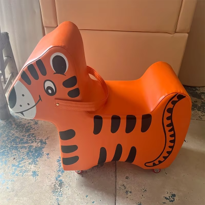 weiches-spieltier-rocker-1.png Cute Tiger Cow Horse Animal Rider für Kinder spielen mit Roller Wheel Rocking Soft Play Rocker