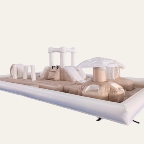 splash-pad-2.png Château gonflable blanc et beige personnalisable pour parc aquatique, fête, escalade, location d'enfants.