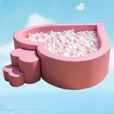 Piscina de bolas rosa en forma de corazón para niños