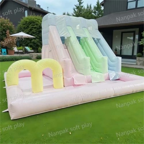 Escorrega aquático insuflável Casa de saltos (1) Escorrega aquático insuflável Bounce House e escorrega aquático para festas de aniversário e aluguer de eventos