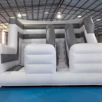 Casa hinchable multifuncional con muro de escalada tobogán hinchable y soplador