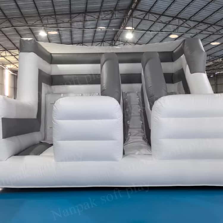 Casa hinchable multifuncional con muro de escalada tobogán hinchable y soplador